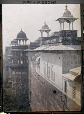 Image représentant Les murailles du fort Rouge (Lal Qila) côté est et le palais privé (Khas Mahal) de Shah Jahan surmonté de chhatris