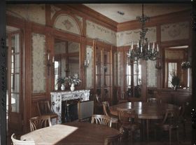 Image représentant Deux tables dans la salle à manger de la villa Kahn encore appelée villa Zamir