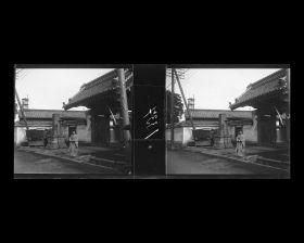 Image représentant Dame à l'entrée d'un temple?