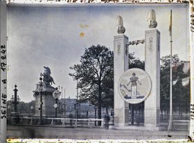 Image représentant Pylône sur l'avenue des Champs-Elysées décorés pour les fêtes de la Victoire des 13 et 14 juillet