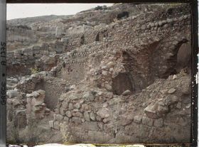 Image représentant L'Agora romaine, place bordée de magasins devant l'entrée principale du sanctuaire d'Apollon