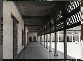 Image représentant Sous l'arcade d'une partie de la cour d'honneur du palais de la Bahia