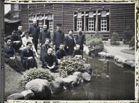 Image représentant Ecole d'Aoyama ou bien école Gakushuin réservée à l'aristocratie (?), groupe de professeurs dans le jardin