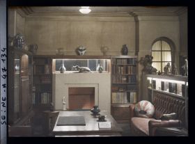 Image représentant L'Exposition des arts décoratifs, cabinet de travail dans la classe VII, Galeries de la section française