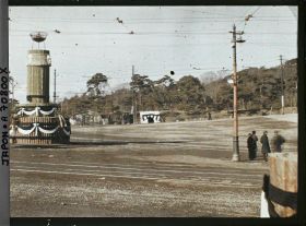 Image représentant Funérailles de l'Empereur Taisho-Tenno (Yoshihito), décor mortuaire et militaire à cheval, près du Palais ou près du mausolée de Tama?