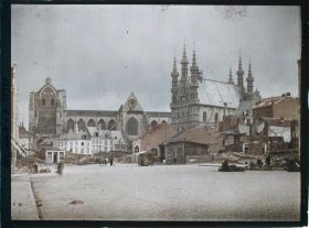 Image représentant Belgique, Louvain, L'Hôtel de Ville et l'Eglise St Pierre vue du Vieux Marché