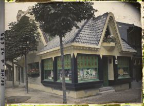 Image représentant L'Exposition des arts décoratifs, Le Village français sous la direction de Charles Genuys, Pharmacie-dispensaire