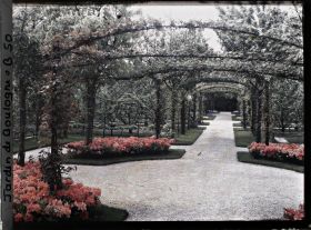 Image représentant Rond-point proche du jardin français, sur l'axe central du verger-roseraie vu vers la dépendance