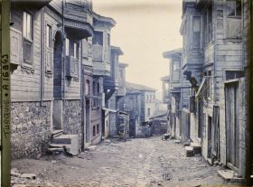 Image représentant Rue pavée en pente bordée de maisons en bois dans le quartier de Kasimpasa