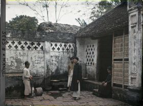 Image représentant Un maire de village dans la cour de sa maison