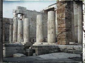 Image représentant Sur l'Acropole, les Propylées de Mnesicles, (à gauche, au fond, mur de la Pinacothèque)