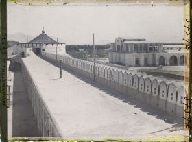 Image représentant L'enceinte de l'Arg (citadelle) abritant le Palais royal. A droite, la salle d'audience ou salâm-khana-ye-amm