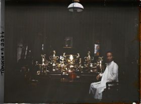 Image représentant Un marchand d'objets en cuivre dans sa boutique, dans la " rue du Cuivre "