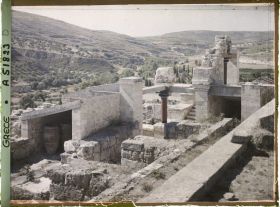 Image représentant Dans l'aile orientale du Palais. A gauche, magasin aux grands pithois (jarres). A droite, Megarons (appartements de la Reine)