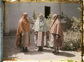 Image représentant Femmes guèbres en costume (traditionnels de profil, moderne de face)