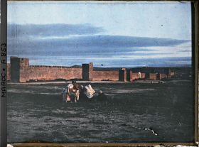 Image représentant Groupe d'hommes et cheval devant le rempart de la casbah des Cherarda