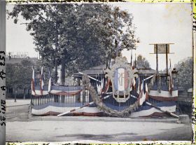 Image représentant Décorations pour les fêtes de la Victoire des 13 et 14 juillet porte Maillot