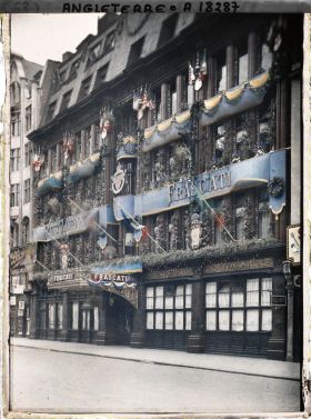 Image représentant Le restaurant Frascati décoré à l'occasion de la commémoration de la victoire des Alliés.