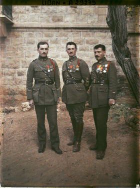 Image représentant Trois officiers français