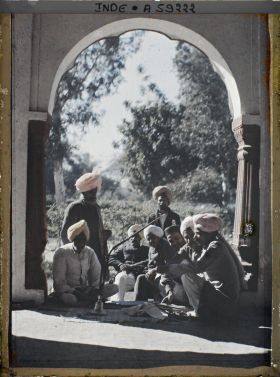 Image représentant Des écrivains publics et fumeurs de pipe à eau (hukka) sous un kiosque, près du palais de justice
