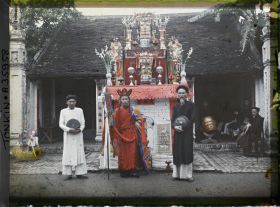Image représentant Le Maître et deux de ses assistants devant l'édicule symbolisant la prison infernale