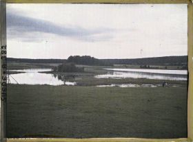 Image représentant Petit lac au milieu d'un pré, aux abords de Ovansjö