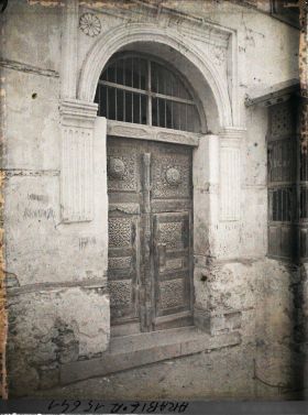 Image représentant Porte de bois ouvragé