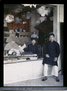 Image représentant L'Exposition Coloniale Internationale de 1931, deux marchands d'éventails annamites