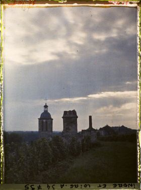 Image représentant Cheminées de maisons troglodytes et clocher du village
