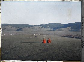 Image représentant Deux lamas assis sur la colline Tsagaan ou colline Blanche, dominant la ville