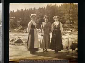 Image représentant Trois femmes en costumes folkloriques, inspirées de tenues traditionnelles