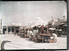 Image représentant Le marché de la place Bab-el-Souïka et la mosquée de Sidi-Mahrez dans la médina