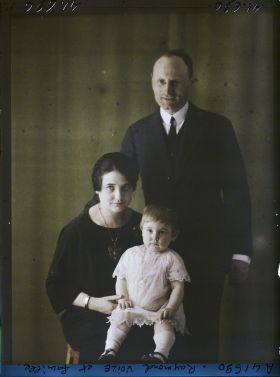 Image représentant Monsieur  Raymond Voize avec son épouse Marcelle et sa fille Raymonde