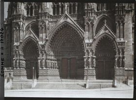 Image représentant France, Amiens, Les trois porches de la façade principale