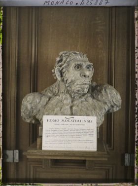 Image représentant Homo Moustériensis, Epoque Glaciaire, âgé du mammouth ; reconstitution par le Dr Maurice. Faure et Melle Yvonne Parvillée, " d'une scrupuleuse exactitude anatomique "