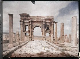 Image représentant L'arc de Trajan à l'extrémité du Decumanus maximus