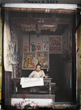 Image représentant Un artisan au travail dans sa boutique d'images peintes, au n° 24 de la rue Jules Ferry