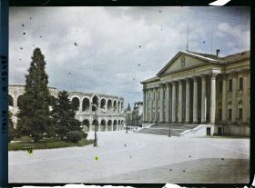 Image représentant L'hôtel de Ville ou Municipio et les arènes