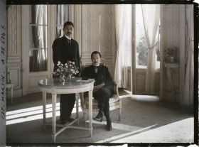 Image représentant Le prince Kitashirakawa et le prince Ichijo, invités par Albert Kahn dans un salon de sa villa