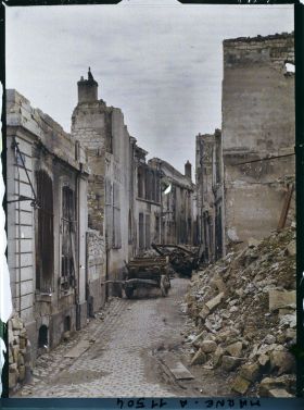 Image représentant La rue de la Grue encombrée de gravats