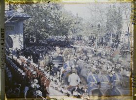 Image représentant Topkapi Sarayi. La foule et les soldats entourant le carrosse du Calife qui salue