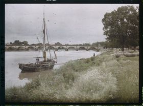 Image représentant France, Libourne, Les bords de la Dordogne et le Pont