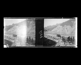 Image représentant Un groupe d'hommes et un troupeau de chameaux au bord du Guangou ("torrent de la Passe")