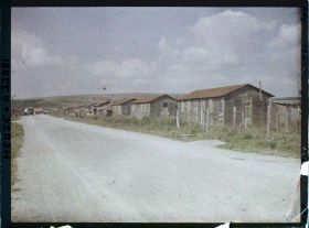 Image représentant France, Bras, Le Village provisoire sur le bord de la route de Verdun, vue prise vers la Cote du Poivre