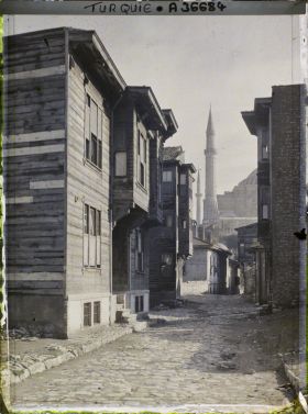 Image représentant Rue bordée d'habitations en bois dans le quartier de la Aya Sofya Camii ("mosquée Sainte-Sophie") dont on aperçoit les minarets