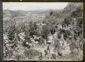 Image représentant Le cimetière (peut-être celui du quartier Kagoshimasômuta) près de la colline Shiroyama