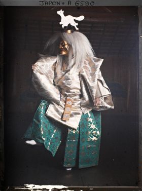 Image représentant Théâtre Nô : shite (acteur principal) incarnant le personnage d'Inari dans la pièce intitulée Kokaji