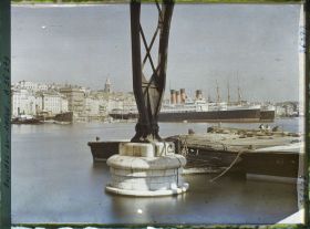 Image représentant Les bateaux amarés dans le Vieux Port, vue prise sous le pont transbordeur