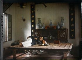 Image représentant Un fumeur allongé dans une fumerie d'opium