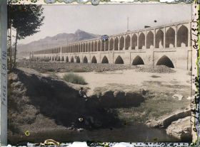 Image représentant Le pont Allahverdi Khan ou pont aux trente trois arches (en travaux ?)
